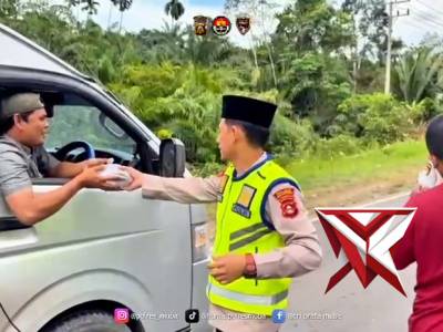 Pemberian takjil pengendara