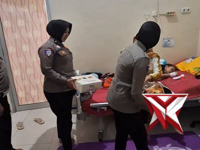 Satlantas Polres Ogan Ilir membesuk anak anggota yang sedang sakit di RSUD Tanjung Senai, - PoliceTube