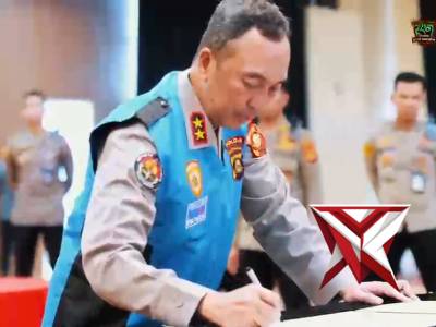 Kapolda Sumatera Selatan Irjen Pol Dr. Sandi Nugroho memimpin upacara pengambilan sumpah dan penanda