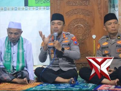 Kapolres Ngawi melaksanakan subuh berjamaah bersama Bupati Ngawi di Desa Ngale, Paron