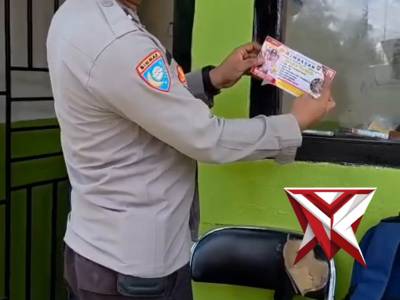 Pemasangan stiker dari Bhabinkamtibmas polres Muba andalan - PoliceTube