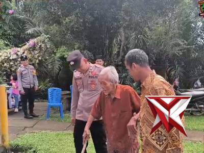 Aksi Humanis Personel Polres Musi Rawas Bantu Warga Sepuh Beribadah di Gereja