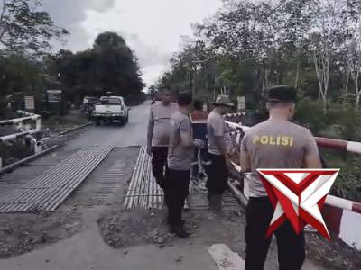 (09)Pers Polsek BTS Ulu membuat &mengecat pagar Jembatan Sungai Jernih. - PoliceTube