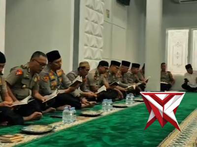 Bila ada permasalahan dan butuh bantuan Polisi silakan hubungi :
Call center : 110 ( Bebas Pulsa )