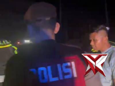 Giat anggota polres Mura, membersihkan pohon tumbang d jalan..C6 - PoliceTube