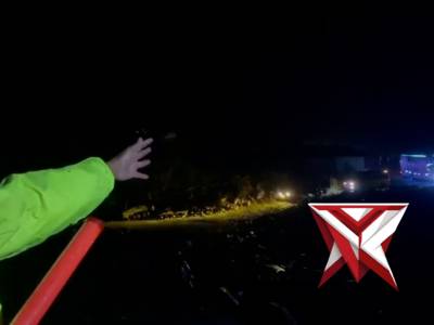 Melaporkan dari jalur alternatif Kampung Wih Porak, Selasa (31/3/2026), sekitar pukul 22:00 WIB. - PoliceTube