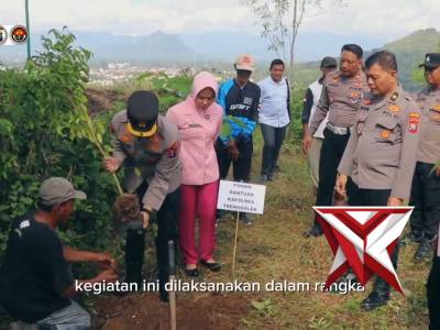 Gerakan Tanam Pohon Sambut Hari Bumi, Kapolres Trenggalek Dorong Penyelamatan Mata Air - PoliceTube