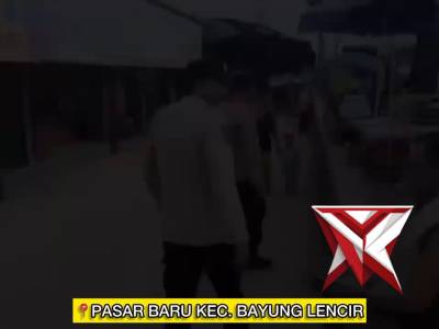 Kanit binmas Polsek Bayung Lencir melaksanakan giat patroli jalan kaki serta memberikan imbauan