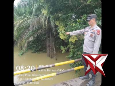 Polres Pali dan Polsek Polsek melaksanakan pengecekan debit air untuk mengecek kondisi kedalaman air - PoliceTube