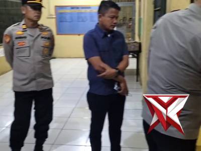 Kasat Binmas Polres Muba mengecek buku mutasi tahanan LT1