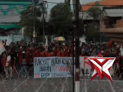 Ditsamapta Polda Jatim Laksanakan Pengamanan Unjuk Rasa Di Kantor DPRD Jawa Timur