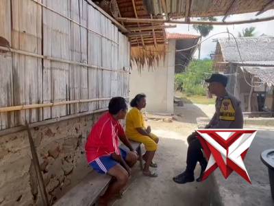 Bhabinkamtibmas desa purpura polsek kisar sambangi warga - PoliceTube