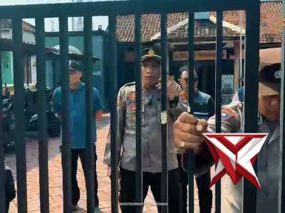 Simulasi alarm Stelling Anggota Polsek Prambon - PoliceTube