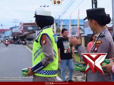Ramadan Penuh Berkah, Kapolres Kapuas Hulu Bagi Takjil dan Pererat Kebersamaan