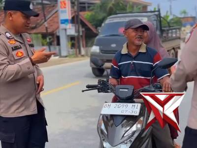 Polsek Bayung Lencir Berbagi Kebahagiaan dengan berbagi nasi di hari Jum'at - PoliceTube