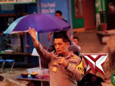 Kapolresta Bandung turun langsung ke lapangan. Dengan sigap, beliau memimpin pengaturan arus lalu li