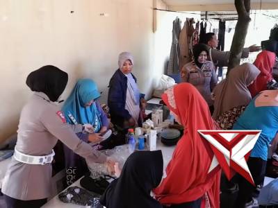 Polwan Polda Kalbar menunjukkan kepedulian dan rasa empati kepada masyarakat