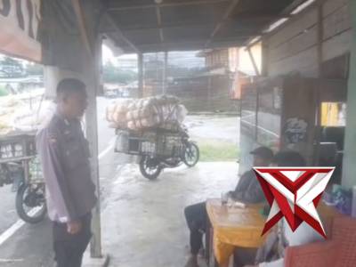 Personil Polsek STL Ulu Terawas Berikan himbauan kepada warga. - PoliceTube