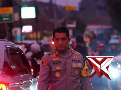 Kapolresta Bandung turun langsung ke lapangan. Dengan sigap, beliau memimpin pengaturan arus lalu li - PoliceTube