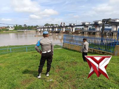 pantauan debit air oleh petugas piket polsek martapura - PoliceTube