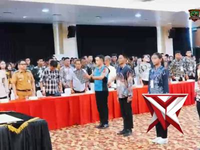 Kapolda Sumatera Selatan Irjen Pol Dr. Sandi Nugroho memimpin upacara pengambilan sumpah dan penanda