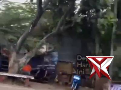 POLISI PENOLONG, ANGGOTA SAT LANTAS BANTU DORONG ANGKOT WARGA YANG MENGALAMI TROUBLE ???????