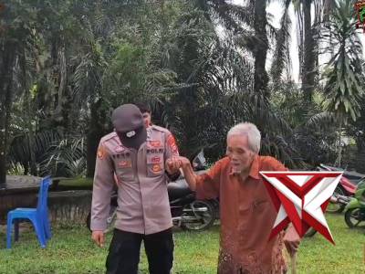 Personil pokres Mura bantu warga utk beribadah