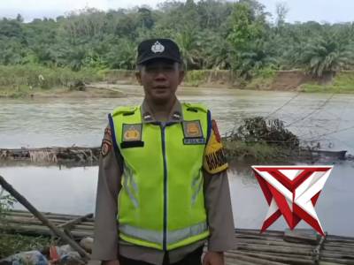 Anggota Polsek Kikim timur melaksanakan giat pengecekan debit air sungai kikim