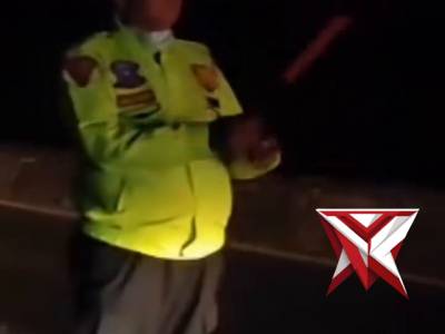 Anggota satlantas polres indramayu melaksanakan evakuasi pohon tumbang di jalaur pantura - PoliceTube