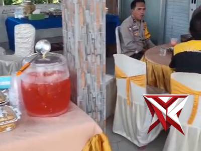 Personel Polsek Stl Ulu Terawas Menghadiri acara halal bihalal KLINIK NAFIZAH ZHAFIRAH di - PoliceTube