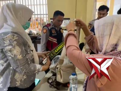 Personel sat tahti dan piket jaga tahanan melakukan pengecekan penggeledahan barang bawaan pengunjun - PoliceTube