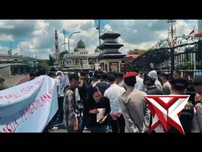 KEGIATAN ANGGOTA PENJAGAAN MENGAMANKAN AKSI 54 DI DEPAN MAPOLDA SUMSEL. - PoliceTube