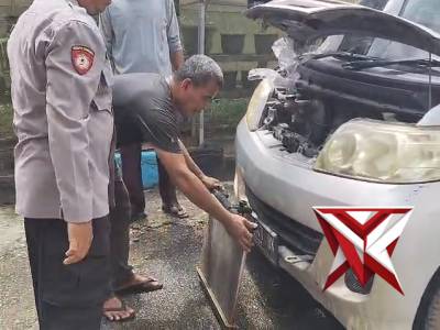 Anggota Polsek Bts Ulu Membantu Pengendara Yang Mengalami Kerusakan Mobil