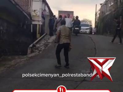 Polsek cimenyan sigap membantu mobil yang mogok di tanjakan