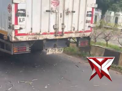 Membersihkan bekas pohon tumbang yang sempat menutup jalan - PoliceTube