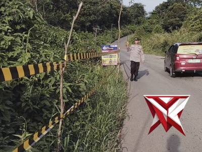 (07) anggota Polsek BTS ulu polres Musi Rawas memberikan polisline ditempat yang rawanlaka