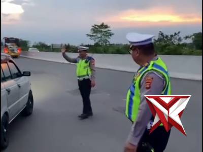 Sat Lantas Polres OKI membantu pemudik yang kehabisan BBM 
SATLANTAS POLRES OKI HADIR.