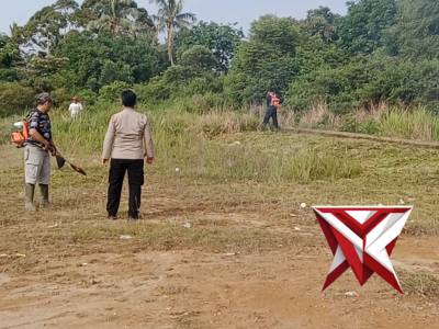 Giat Ka pospol Sp. 5 melakukan gotong royong bersama Kades Sp. 5, membersihkan halaman gedung desa. - PoliceTube