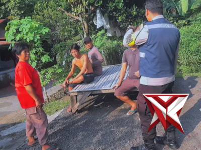 Bhabinkamtibmas Pasar Tanjung Enim Pasang Banner dan Sosialisasi Bahaya Karhutla - PoliceTube