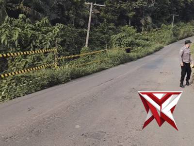 Anggota Polsek BTS ulu polres Musi Rawas memberikan himbawan pemudik agar selalu berhati2 (7)