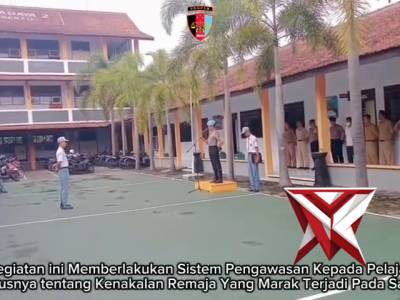 Kasi Propam dan Kasi Hukum Polresta Banyumas melaks Police Go To School di SMK Swagaya 2 Purwokerto - PoliceTube