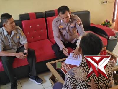 Kanit Binmas Polsek Purwodadi melakukan koordinasi dan musyawarah dengan PPL dan petani jagung