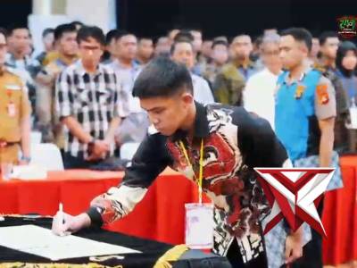 Kapolda Sumatera Selatan Irjen Pol Dr. Sandi Nugroho memimpin upacara pengambilan sumpah dan penanda