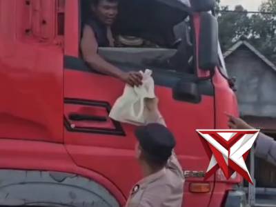 Berbuat baik tanpa tapi, berbagi tanpa nanti. ? - PoliceTube