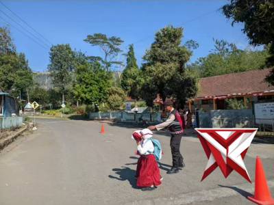 Gatur Pagi Polsek Sempol Kawal Keselamatan Anak Sekolah