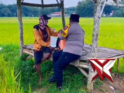 Bhabinkamtibmas Menyapa Petani disawah