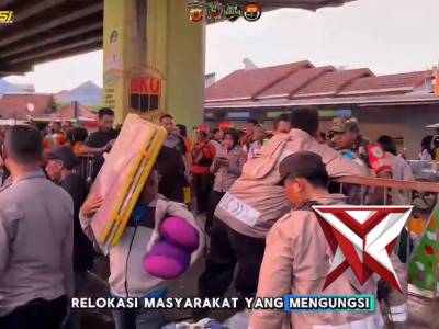 Polres Subang melaksanakan relokasi pengungsi terdampak banjir di wilayah Pamanukan