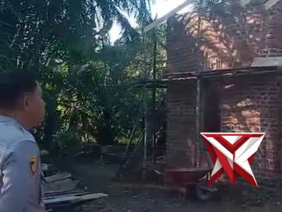 Polsek megang sakti pantau pembangunan rumah warga yg terbakar