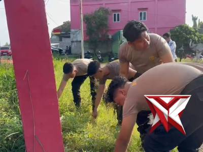 Polisi Gotong Royong Bersihkan Lingkungan Bersama Warga