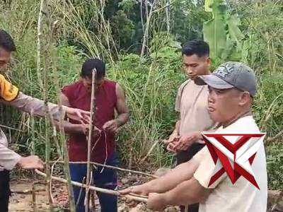 Polsek Bts Ulu Bersama Warga Memberi Tanda Atau Rambu Dijalan yang mengalami rusak atau berlobang